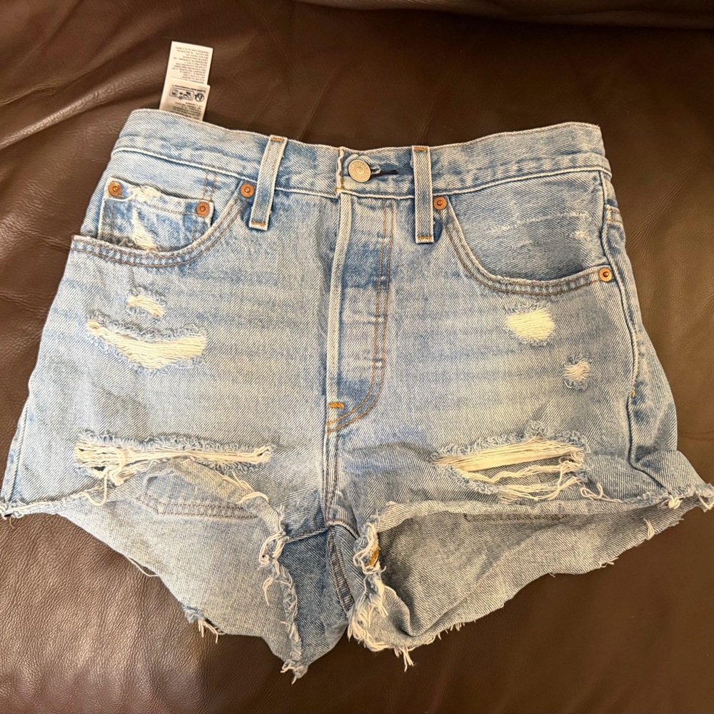 Levi’s 501 High Rise Distressed Denim Shorts - Size 26(Light Wash)